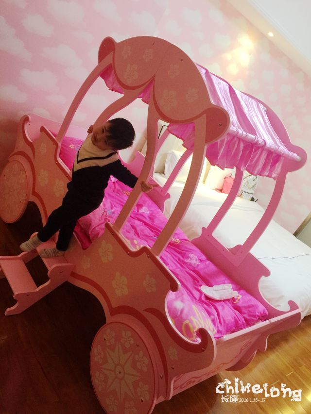 小男森也喜欢的粉色公主床,也是醉了~~ 广州嘻哈英伦亲子主题度假酒店