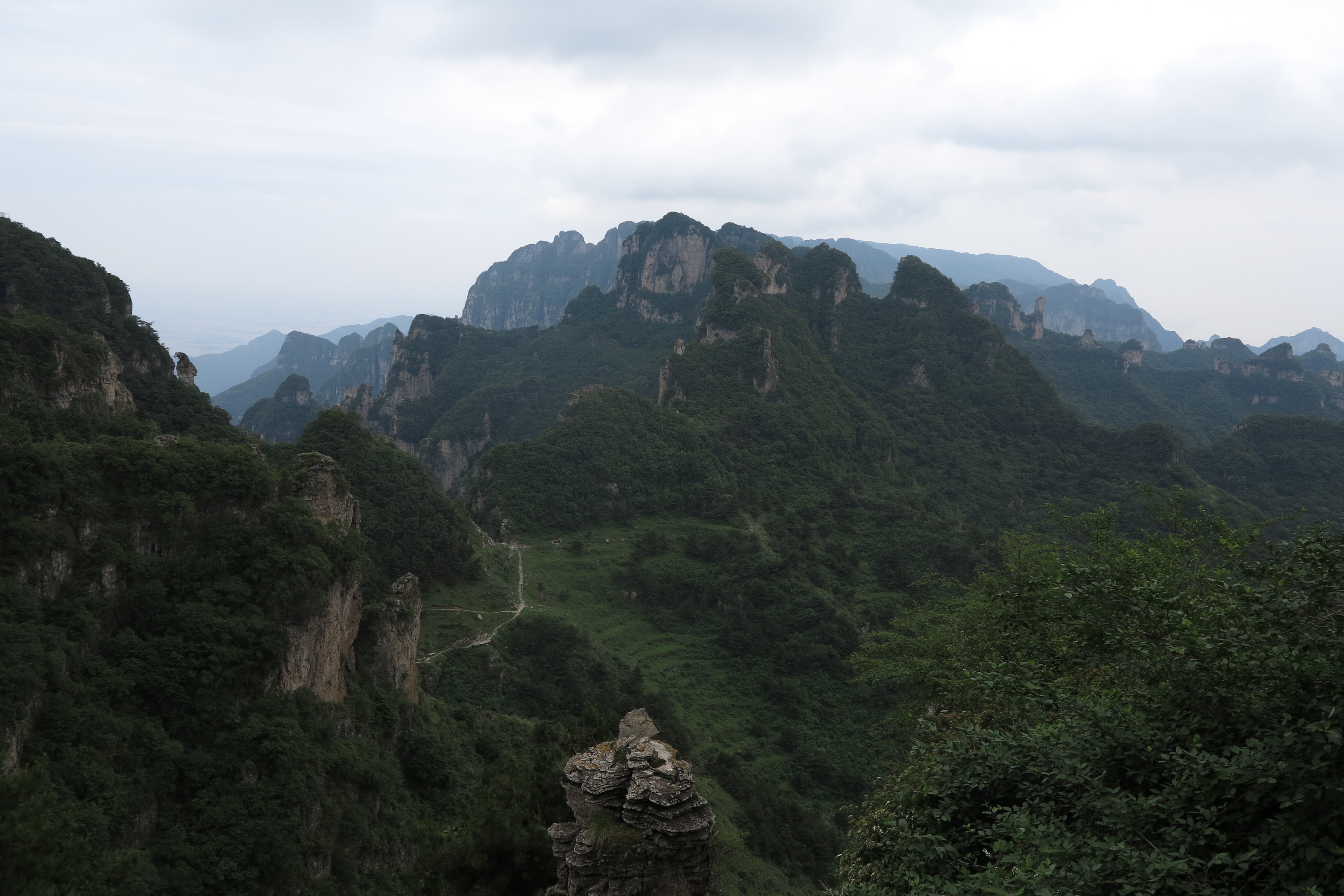 位于山西省晋城市陵川县东南部,与河南辉县交界,王莽岭即是陵川与河南