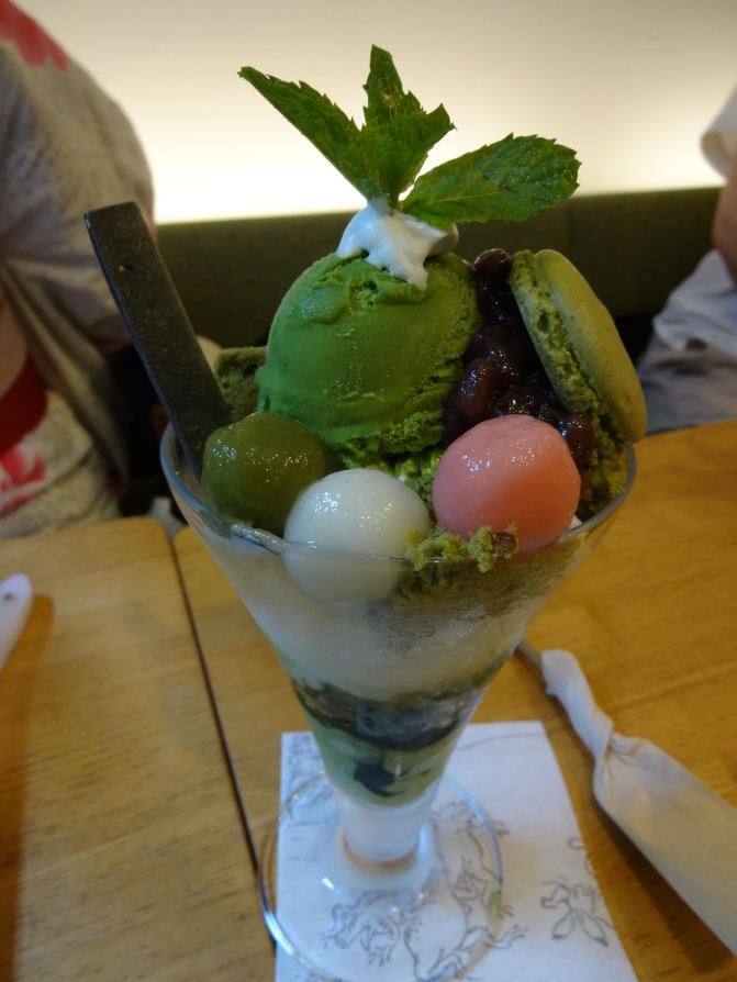 冰,日本夏季最常见的冷饮.在一碗冰沙(刨冰)上浇上各种水果味的糖浆.