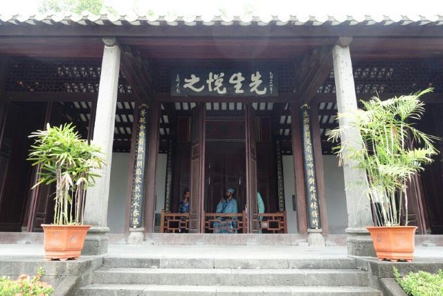 东坡书院的主要建筑有载酒堂,载酒亭和东坡祠.1097年,苏轼被贬居海南.