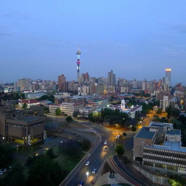 这是在约翰内斯堡下榻酒店的顶楼拍摄的约翰内斯堡夜景