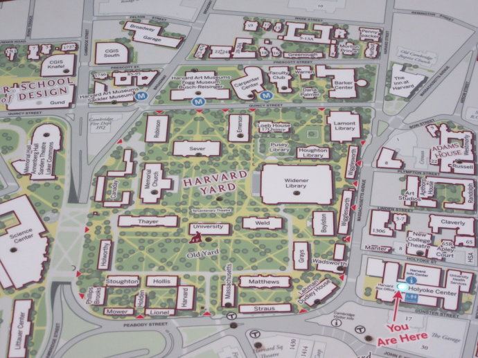 哈佛大学本部坐落于剑桥市的哈佛庭院上,庭院位于波士顿商业区西北方