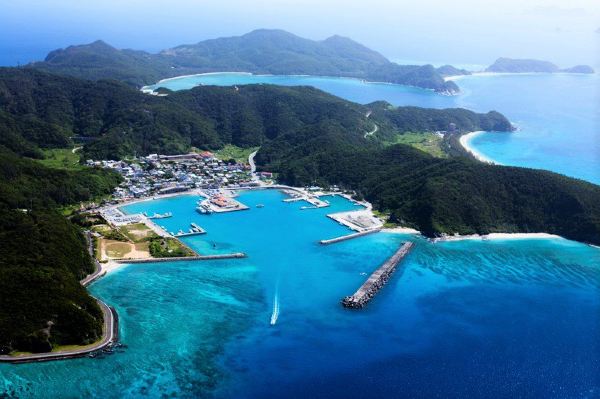 比较近的离岛是座间味岛和阿嘉岛,位于冲绳本岛以西40公里,同属于庆良