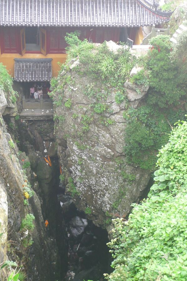 梵音洞历来为普陀山的重要景观,相传为观音大士灵现瑞