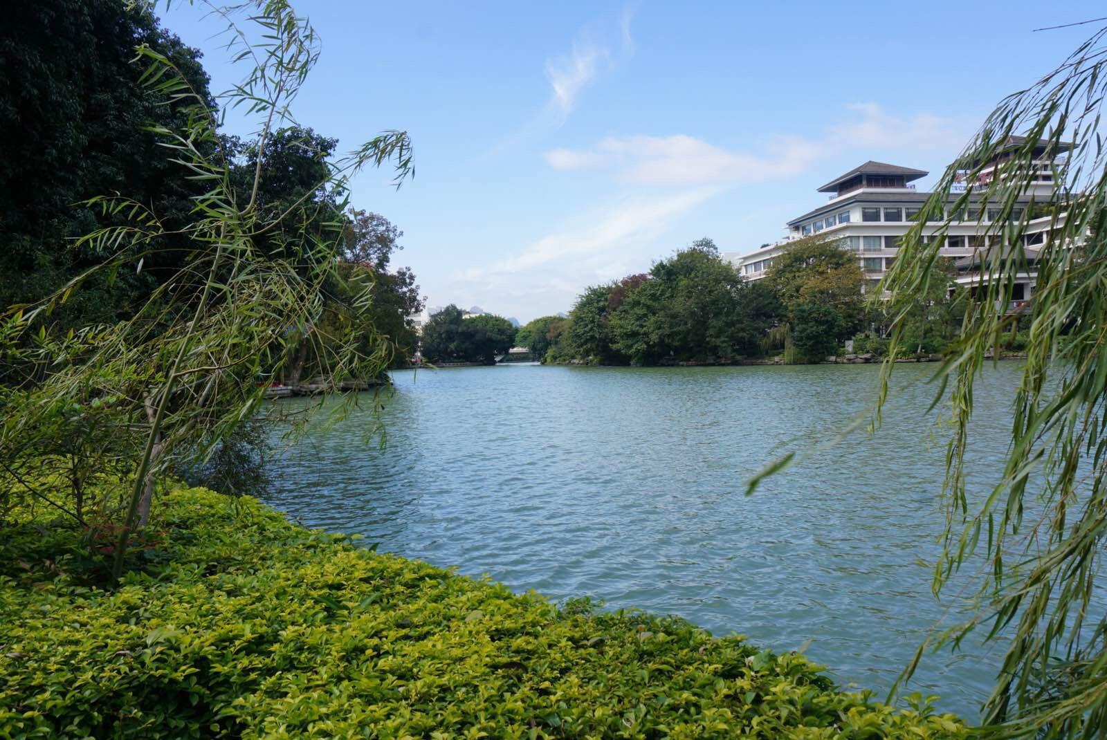 桂林"两江四湖",即指漓江,桃花江,木龙湖,桂湖,榕湖,杉湖,我们主要走