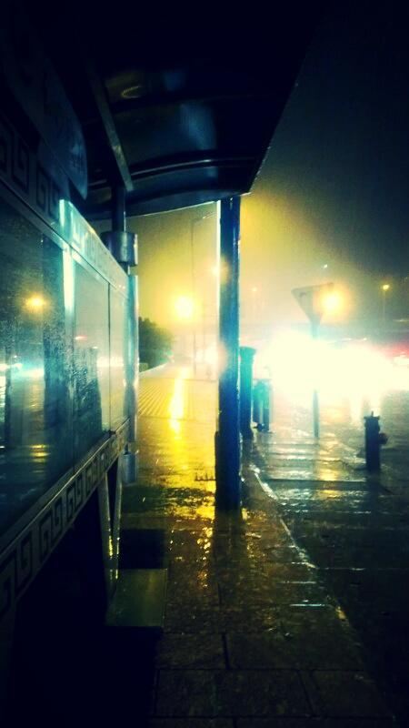 某夜,加班,下雨,路湿…晚上会感觉长沙雾霾好严重,有一次街上,天空全
