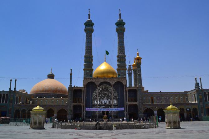 伊朗第二大圣城库姆,虔诚的穆斯林,神圣的圣陵建筑群.