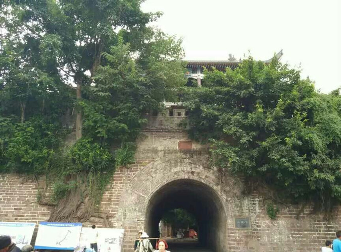 下午还有力气,可以转转市区内的古城墙遗址:大通门