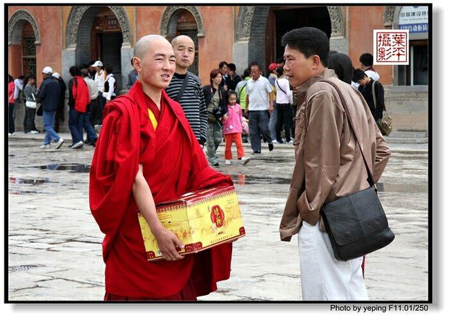 喇嘛在藏语里面是"上师"的意思,也就是活佛,指的是修行到相当高程度的