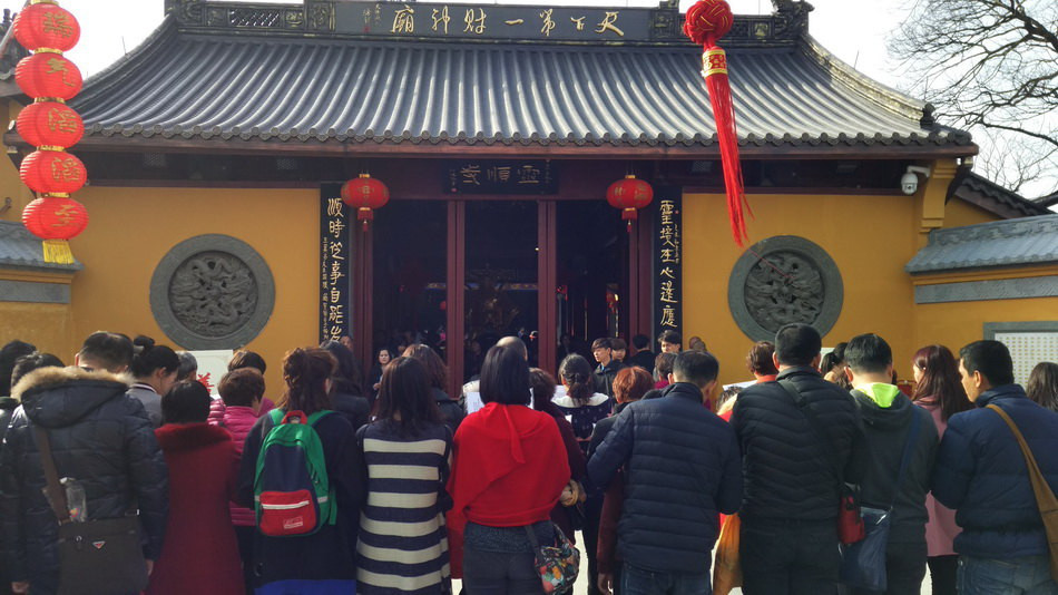 上图为北高峰上向下看永福寺庙 山顶上建有一寺庙,叫灵顺寺.