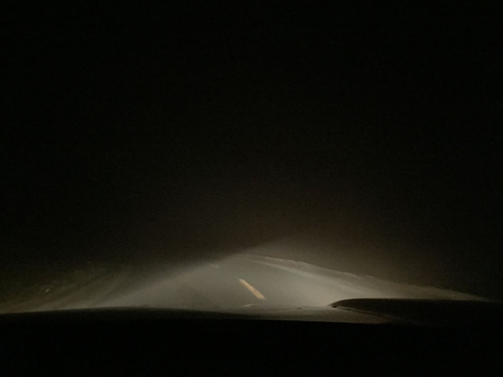 上山的路一直就是这样在漆黑中行进,只知道是翻山的路,很多道弯,凭著