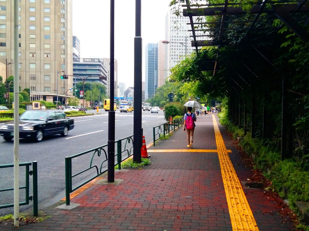 东京街道干净整洁,即使是下雨天,一天下来鞋也不会脏