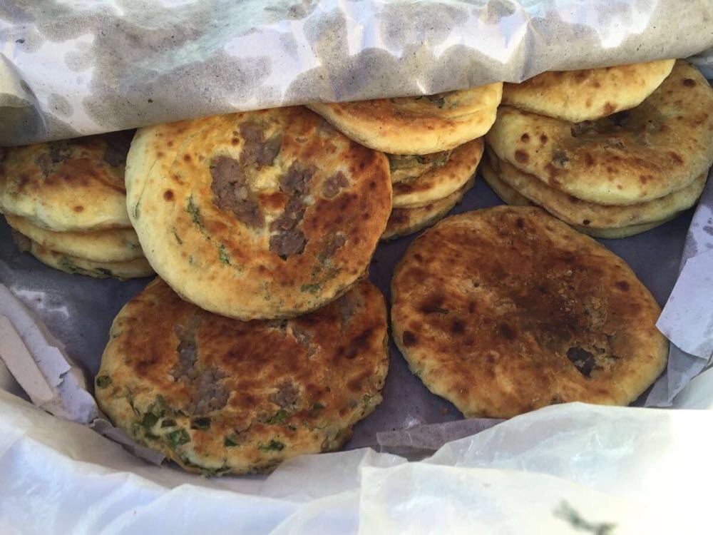 早饭是喜洲粑粑,分甜咸两种口味,咸味的是把肉馅放在饼的外面,吃起来