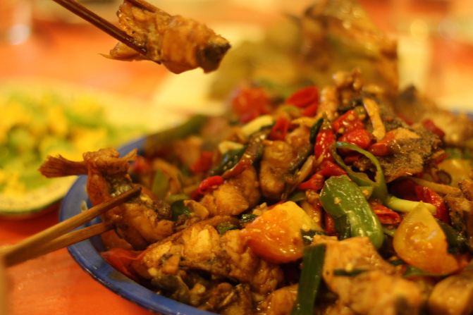 中餐主食推荐:大师傅啤酒鱼(啤酒鱼来阳朔必吃),桂林米粉.