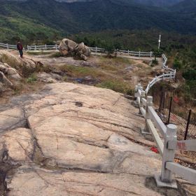 盘古王旅游区坐落于花都狮岭镇振兴村的盘古王山麓.