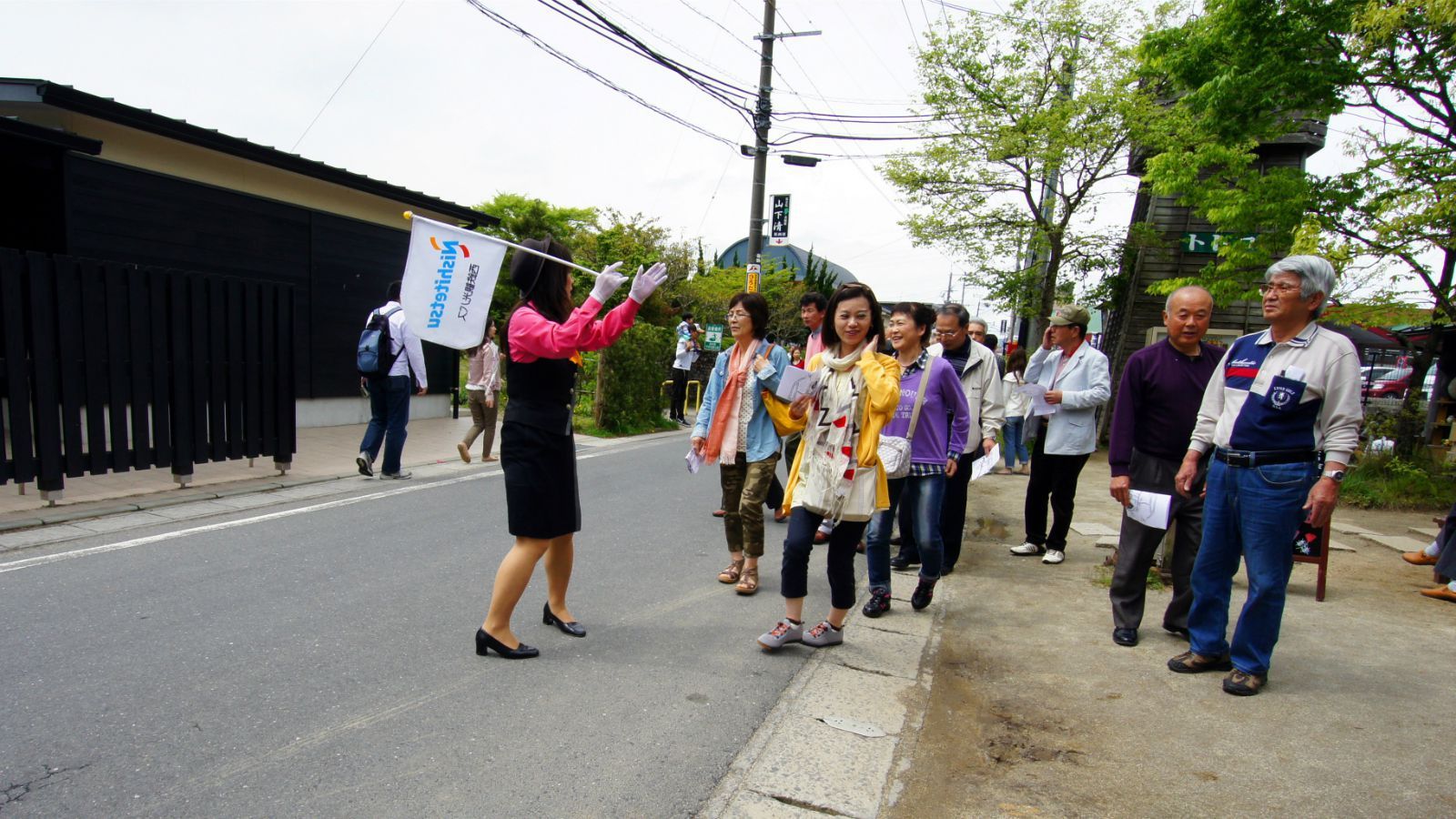 团队来也!总是很佩服日本导游的盛装.西铁旅行社 汤の坪