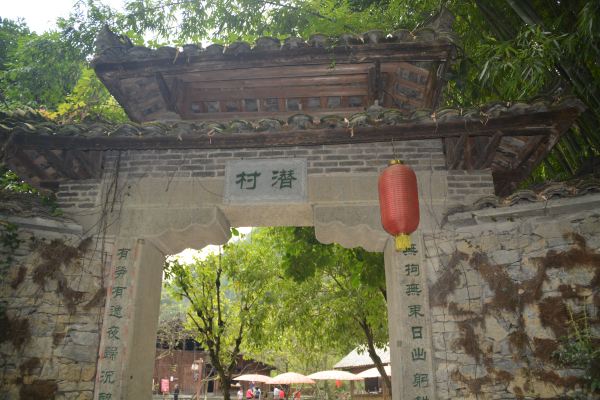 沿途亭台楼阁层出不穷,陶公祠,桃源碑林,荷花池,十二生肖林等都值得