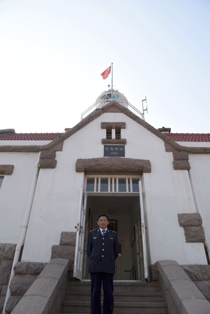 团岛灯塔原属海军部队,后移交至交通部.