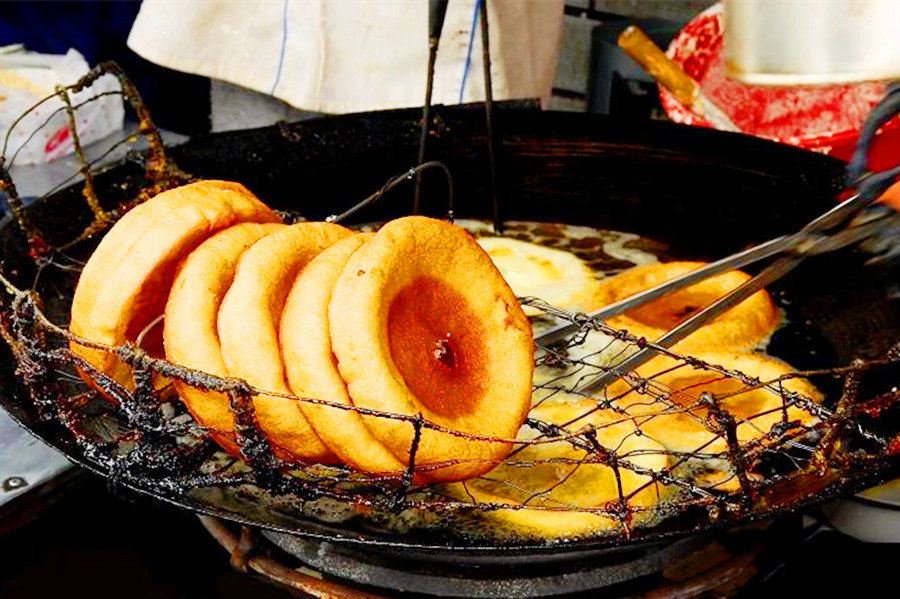 面窝,外面油炸,里面糯软,味道非常好,其他地方不多见.