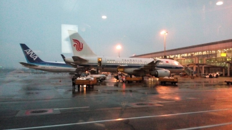 我晚上七点多下飞机到成都双流机场,请问晚上九点左右还有高铁到重庆