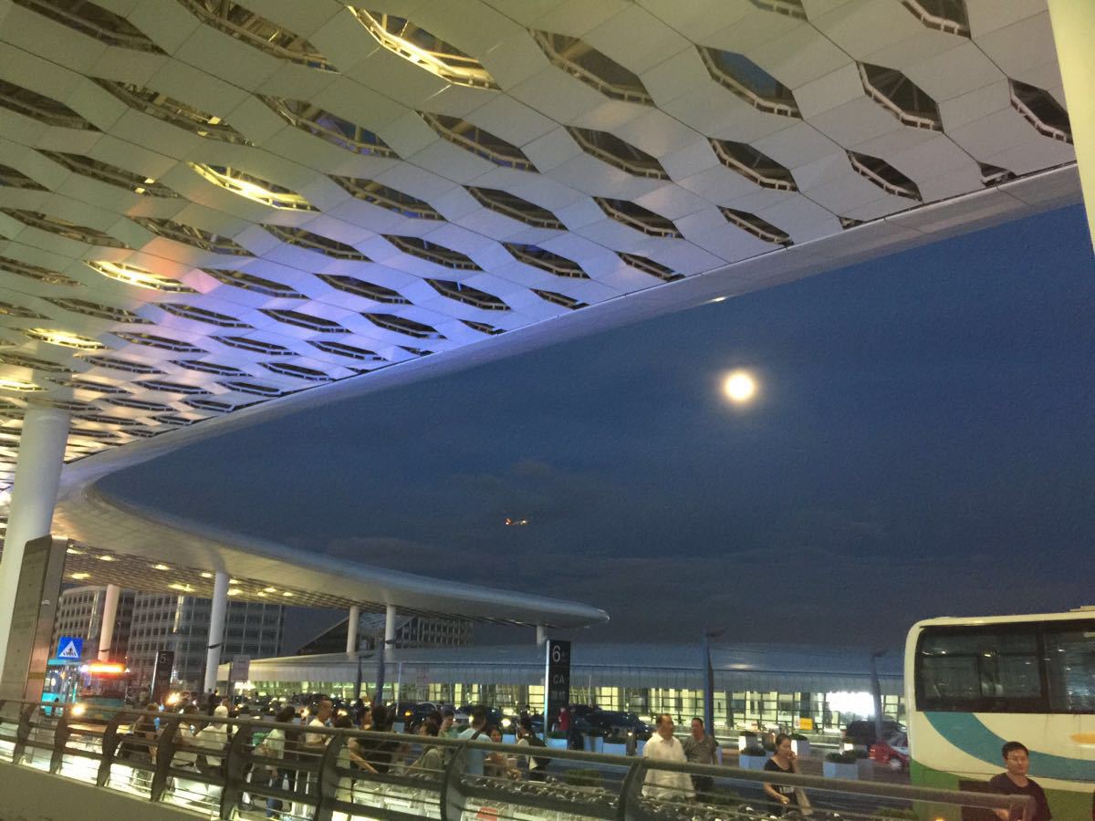 【携程攻略】宝安国际机场，深圳机场非常大，建筑也很漂亮，最近地铁刚开通，去市区也很方便，但…