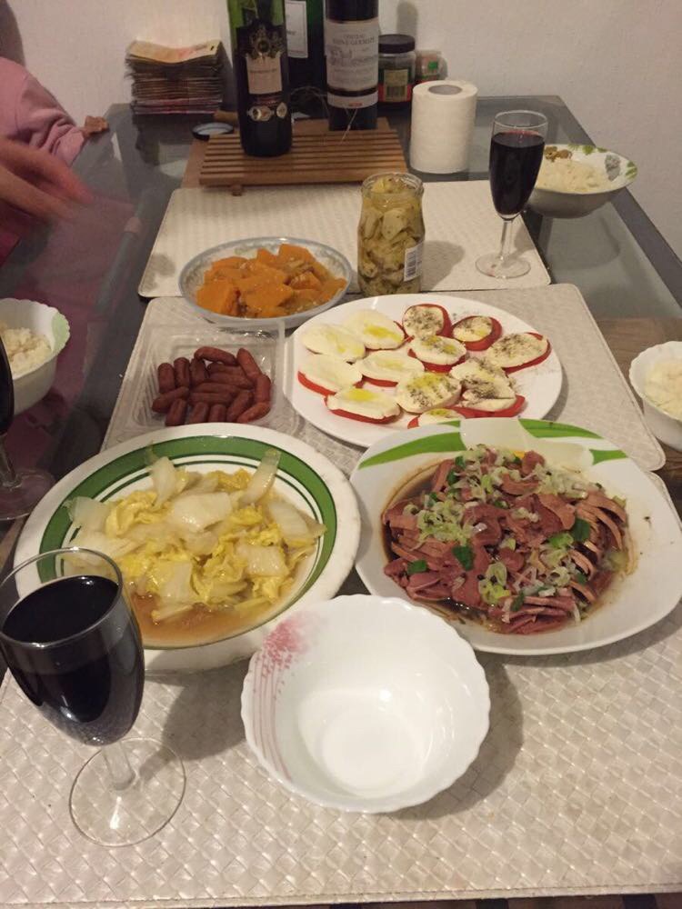晚餐在家吃的,都是我没吃过的!干杯 艾森,德国