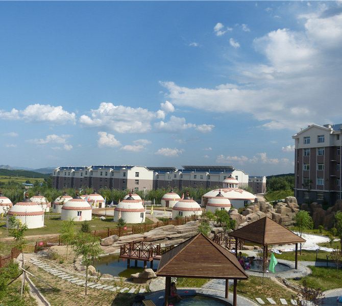 1,敖汉旗温泉城位于敖汉旗四家子镇热水汤村,是个温馨舒适的温泉酒店