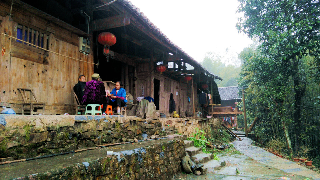 夏宁葆在武陵山深处的---河湾山寨旅游.