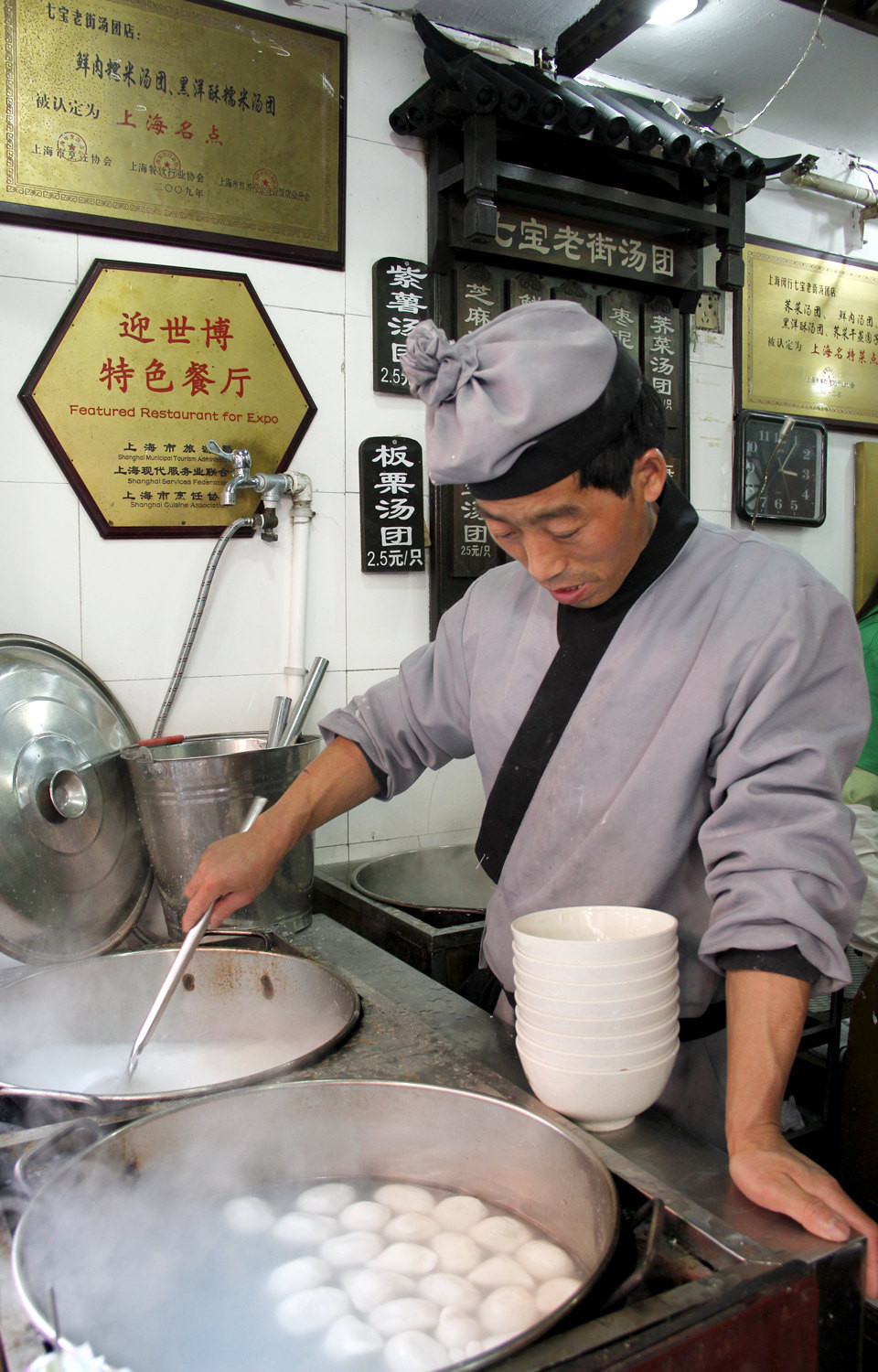 著名的老街汤圆,厨师和服务员都是古代