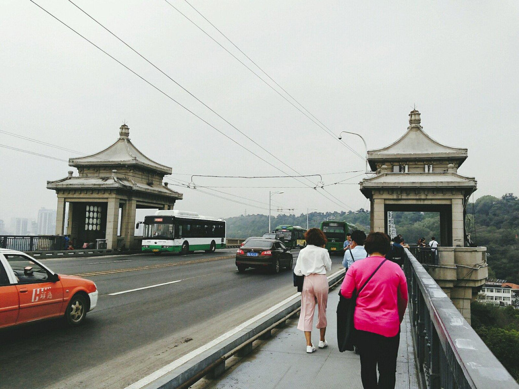 "黄鹤楼中吹玉笛,江城五月落梅花".