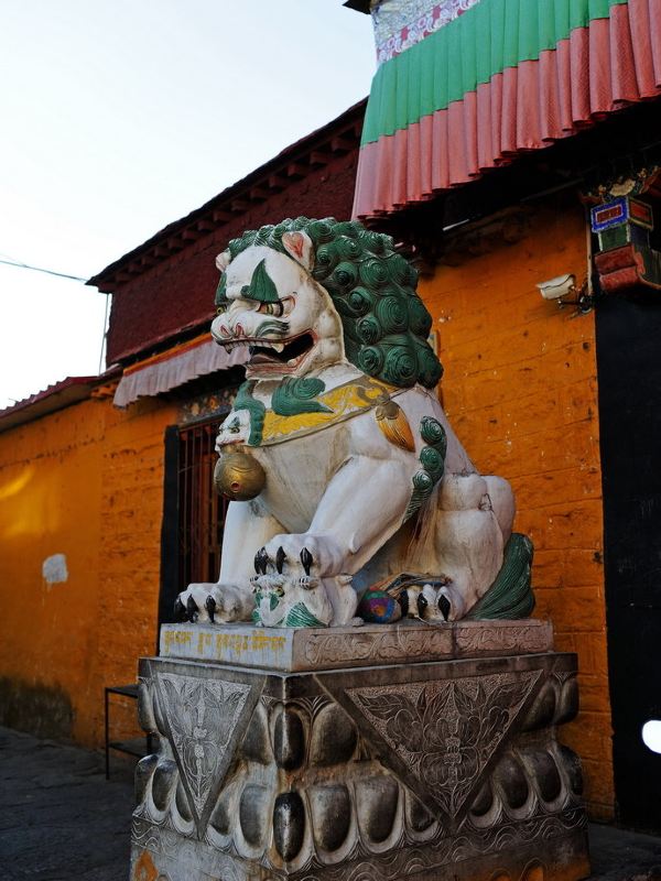 另外,离寺院不远处还有一家卖酥油和藏香的,问了一下,价格比之前