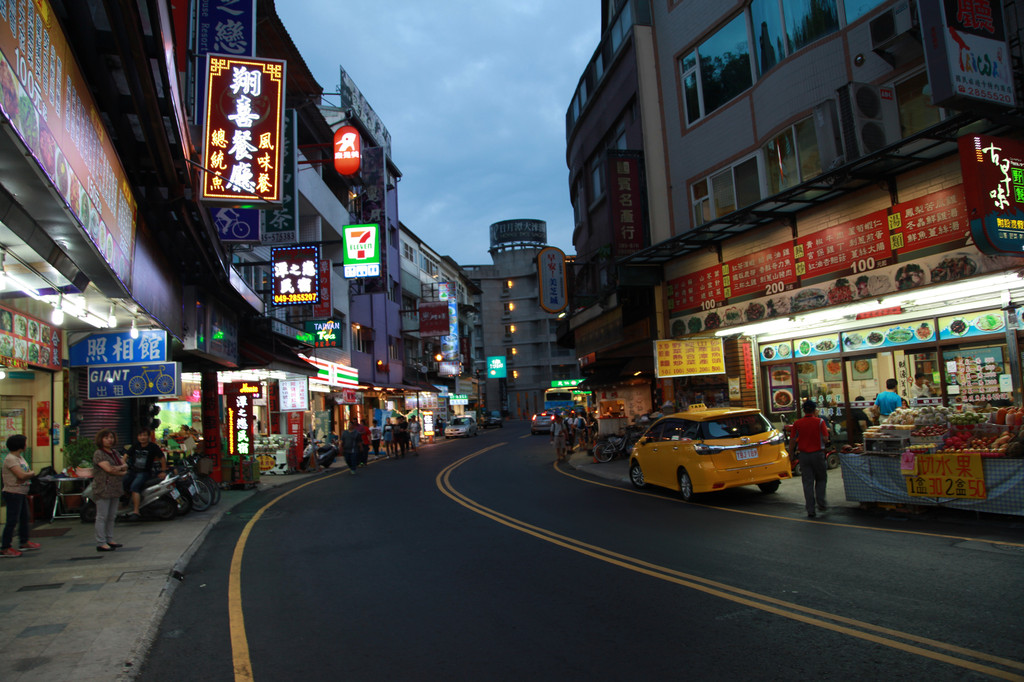 街边夜景,社会码头附近