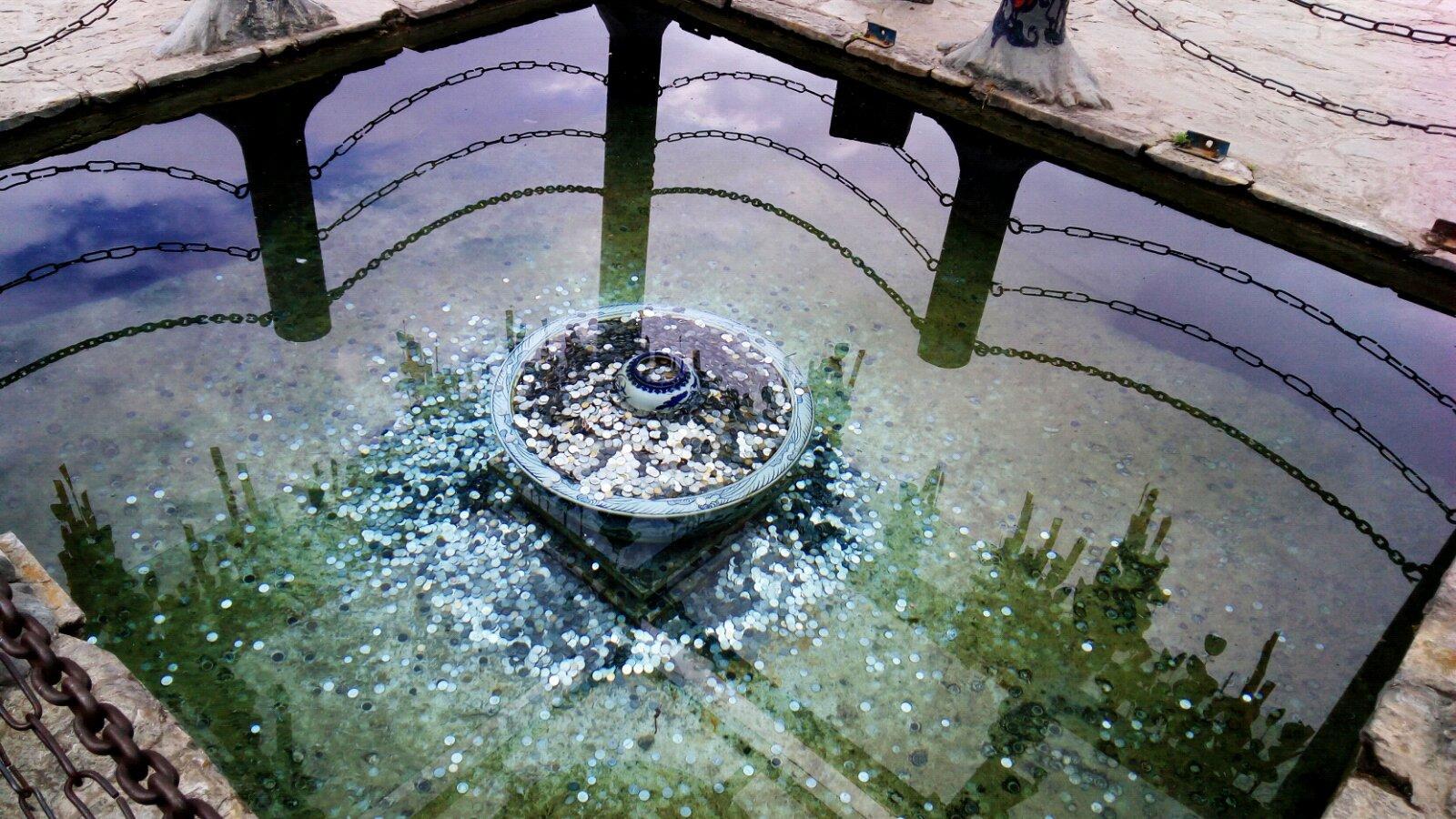 为了不污染水源,专门做了个许愿池,人们扔硬币以求平安