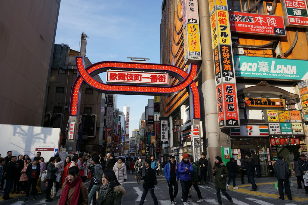 繁忙的新宿,到处都是人,特别是在车站里,可怕的人流量 新宿歌舞伎