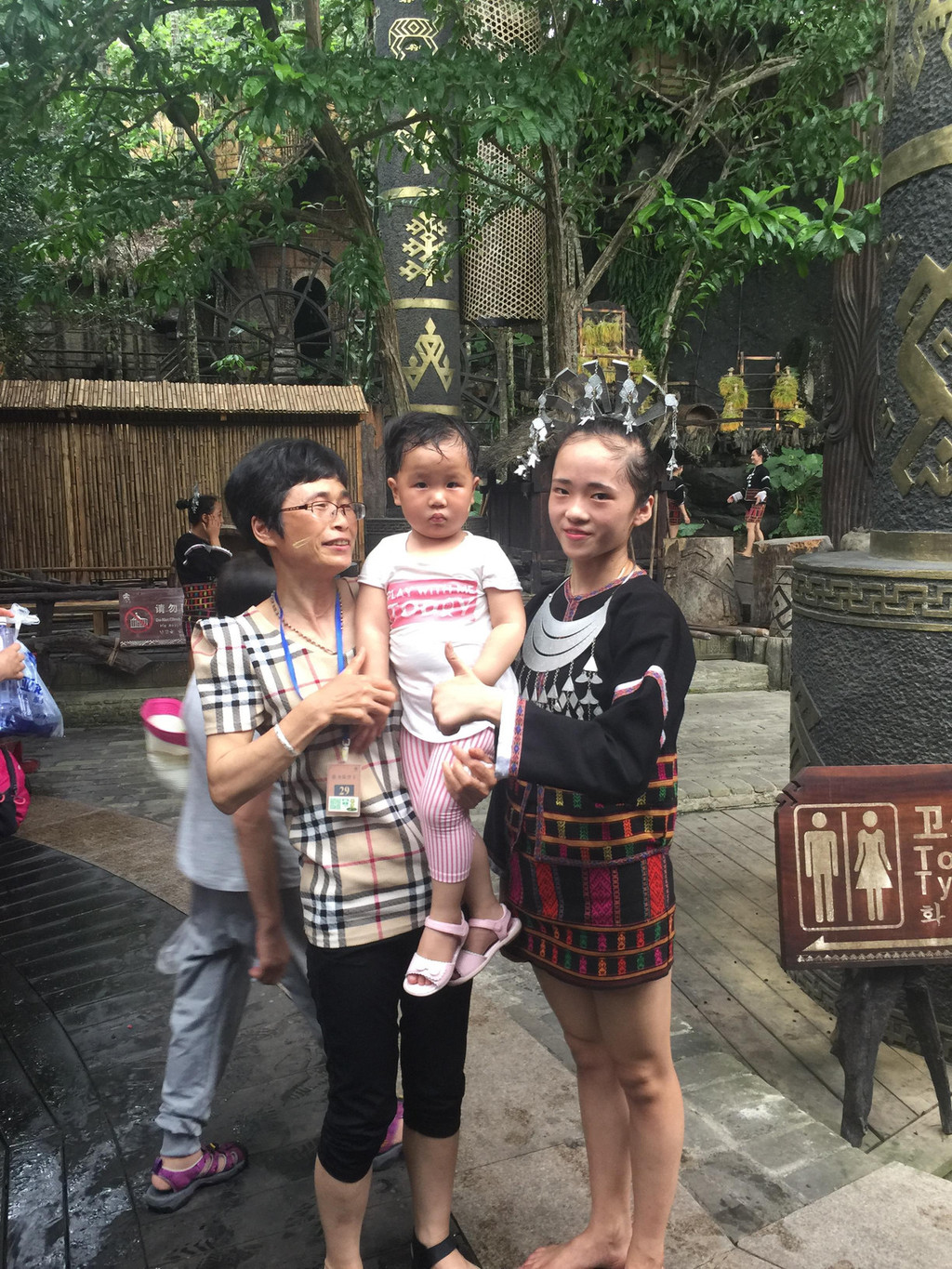 毛豆就是不配合跟人家黎族小姑娘好好拍照呢