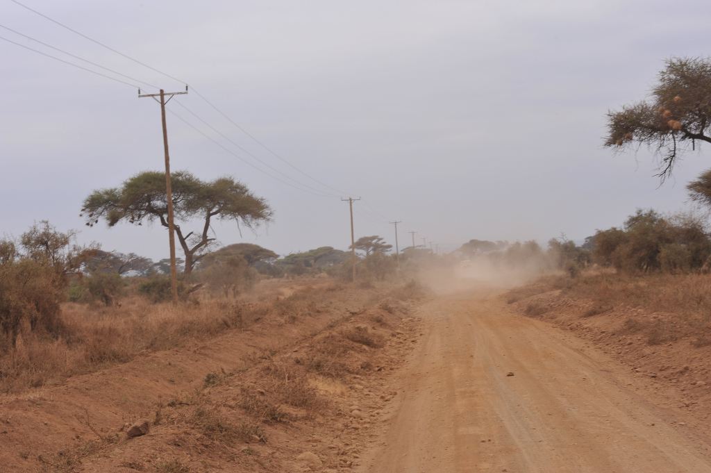 前往首都内罗毕,汽车行驶在砂石道路上,尘土飞扬.