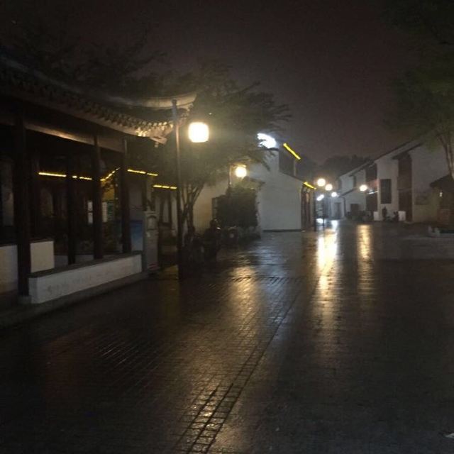 冰凉的雨丝~冷清的街道,我感觉到的不是孤单,而是脑子里突然冒出"夜凉