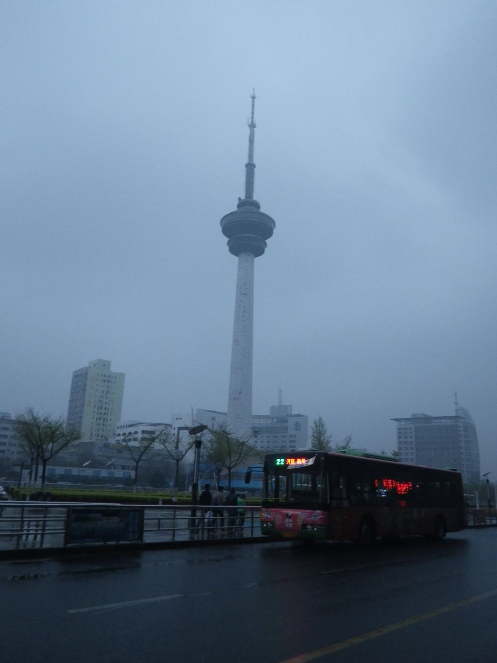 2016.4.1-2016.4.3携棠宝雨中游南通 我和我爸带棠宝去南通玩了一圈。去程车票是提前几天在汽车站买的,上海汽车客运总站(中兴路)-南通东站65元/人(被强制购买3元保险),返程是在携程上订的,南通东站-上海南站,53元/人。旅馆订了2晚文峰之星,118元/晚,携程另有返现。 订完查天气才发现4月2日、3日都有中雨,但是返程的车票不能在网上直接退票,只能在始发站退,所以硬着头皮去了。