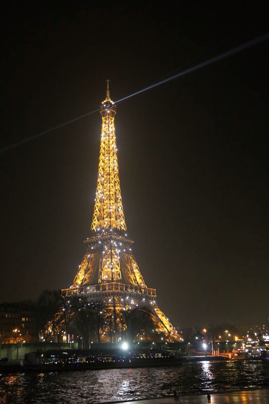 塞纳河畔,铁塔夜景,五色斑斓,夜巴黎的美淋漓尽致,整点时刻的灯光尤为