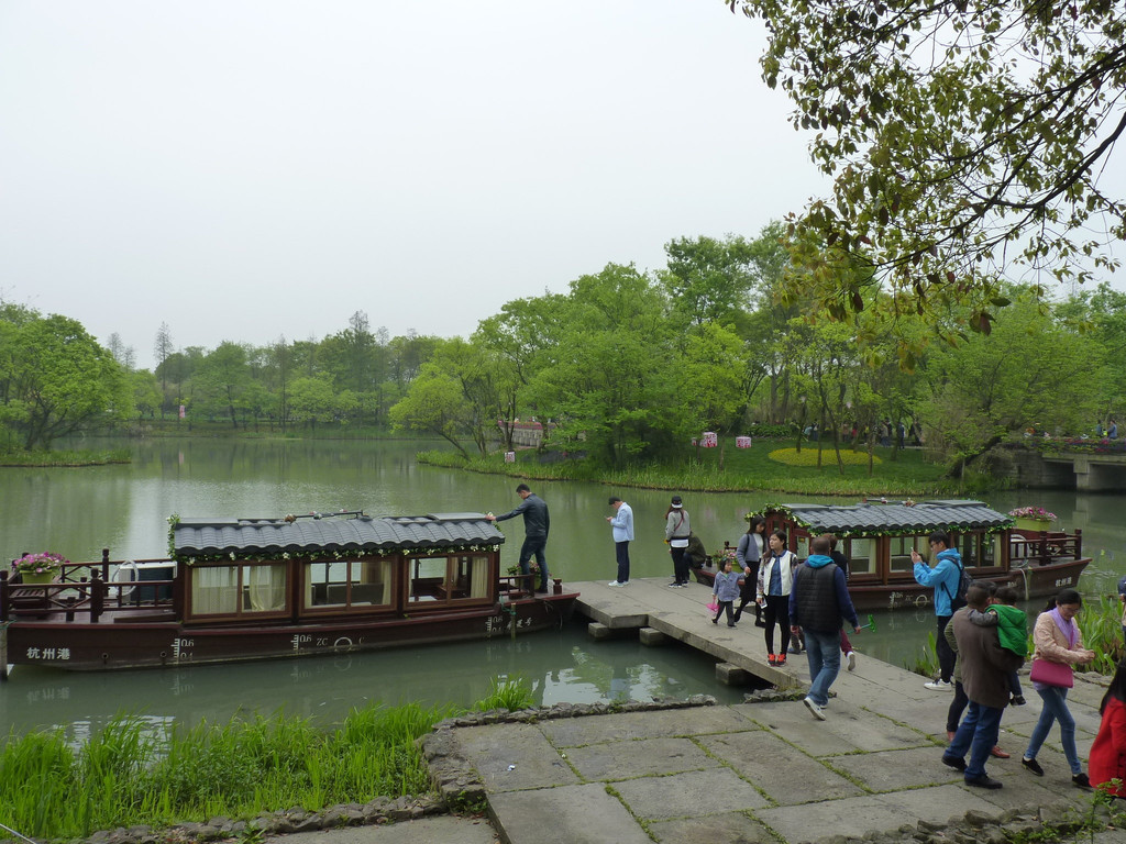 整个西溪湿地有三条堤:寿堤,福堤,绿堤,寿堤,福堤呈南北向纵贯湿地,而