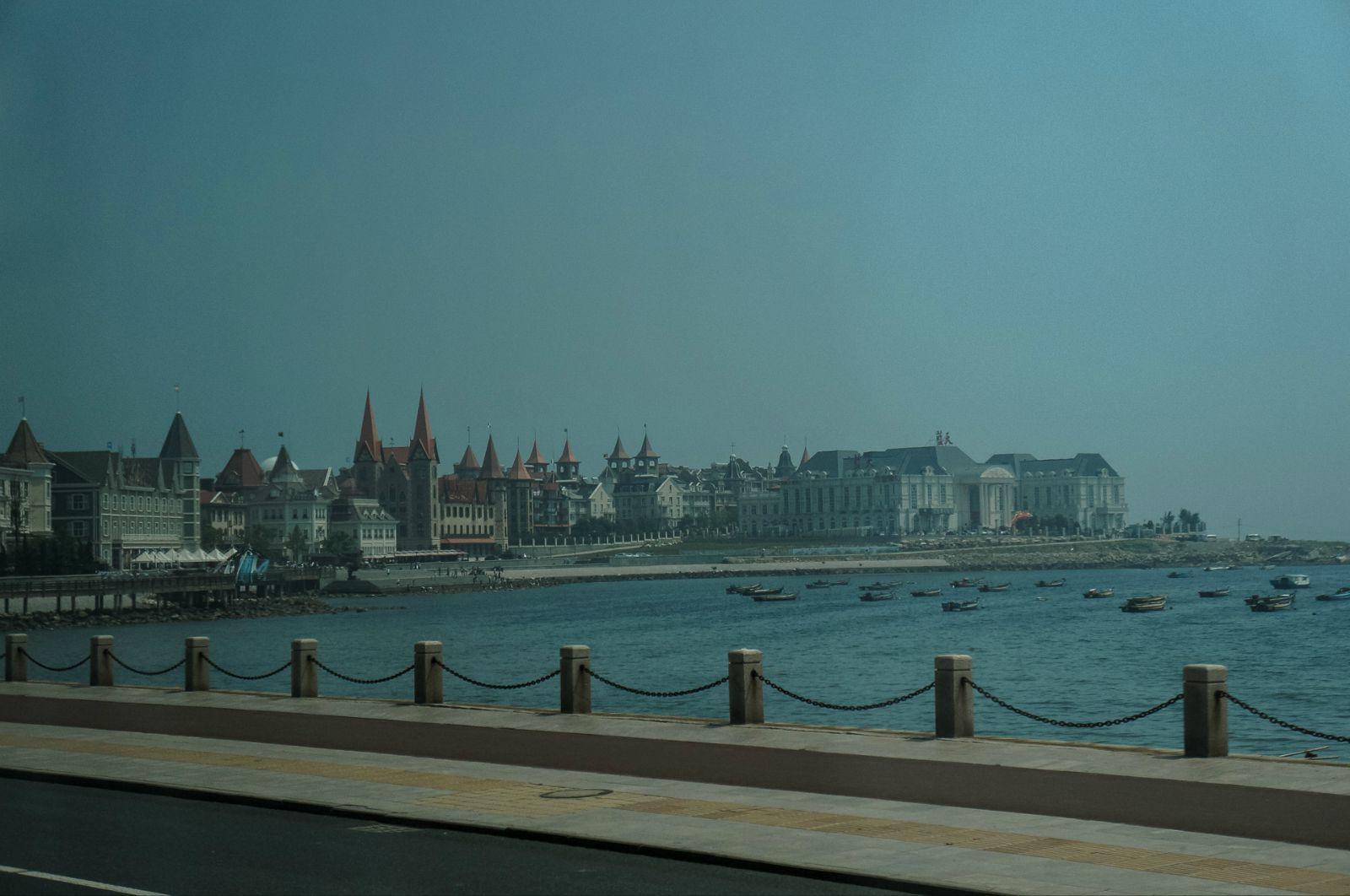 00就从烟台出发,在烟台沿海边的路叫滨海路,威海沿海边的路叫海滨路