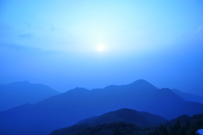 霁色登临寒月夜,行藏只此验天心