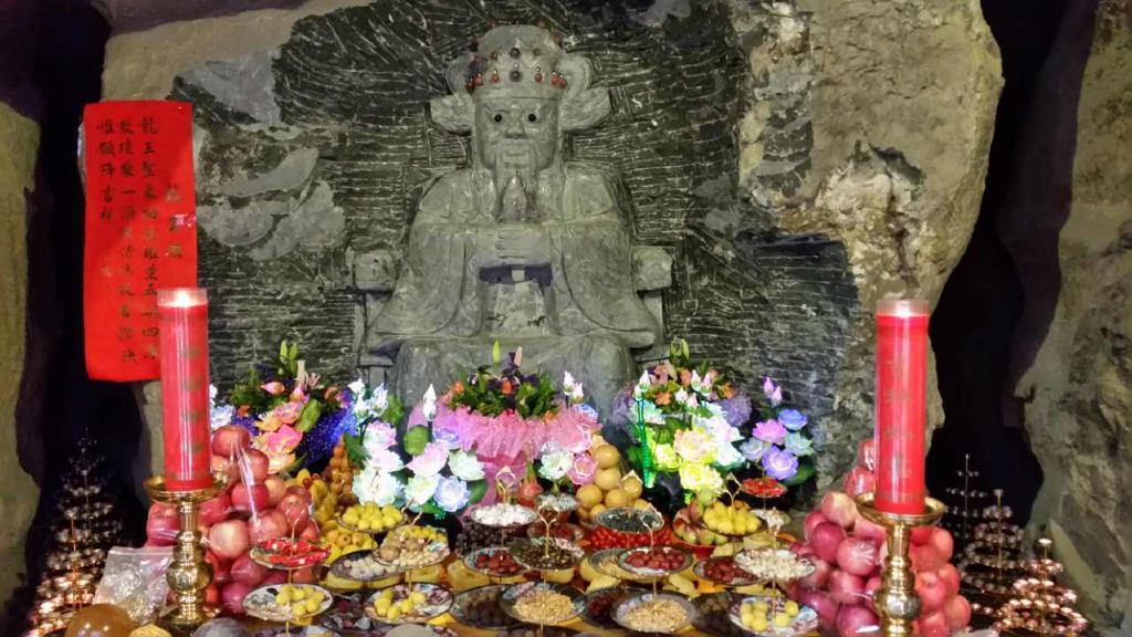 佛度人生虔行织金东山寺