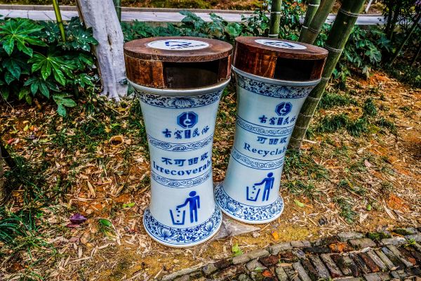 【关于交通】 飞机航班查询:http://www.tuniu.com/flight/ 景德镇机场位属于陶瓷工业园区宝石村,距景德镇市中心的休闲广场约7公里。航班有直飞上海、深圳、北京、广州、赣州、安庆、厦门6条航线,并有经深圳飞成都、昆明、西安、海口、三亚、南宁、北海、湛江等城市的无缝转机航班。其中,上海、深圳来往景德镇的航班每天各有一班。 火车班次查询:http://huoche.