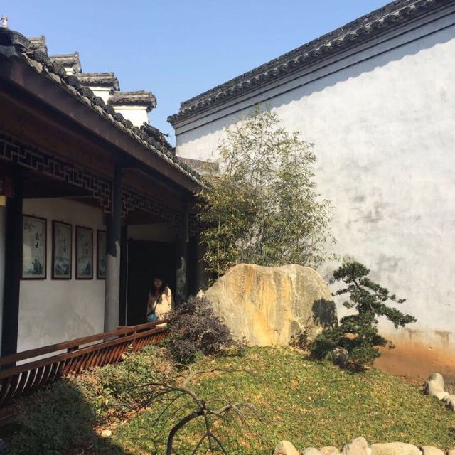 9号(第一天) 上午6点半出发 上海至鸣鹤古镇 车程2小 时 9点到鸣鹤古镇 游玩3小时十用餐1小时 最好下午1点返程去杭州湾温 泉世 界 车程1小时 下午14点到温泉世界 泡 到17点 共3小时 之后回 酒店 车程 小时办理 入住手续,一间需加床, 200元。 休息会找家餐厅用晚餐。 10号(第二天)睡到自然醒,用早 餐,约九点出发,去方家河头千年古村落 车程约一小时 游玩2小时找个地方用午餐。之后附近逛逛回酒店在酒店用餐。 11号(第三天) 8点出发前住绍兴
