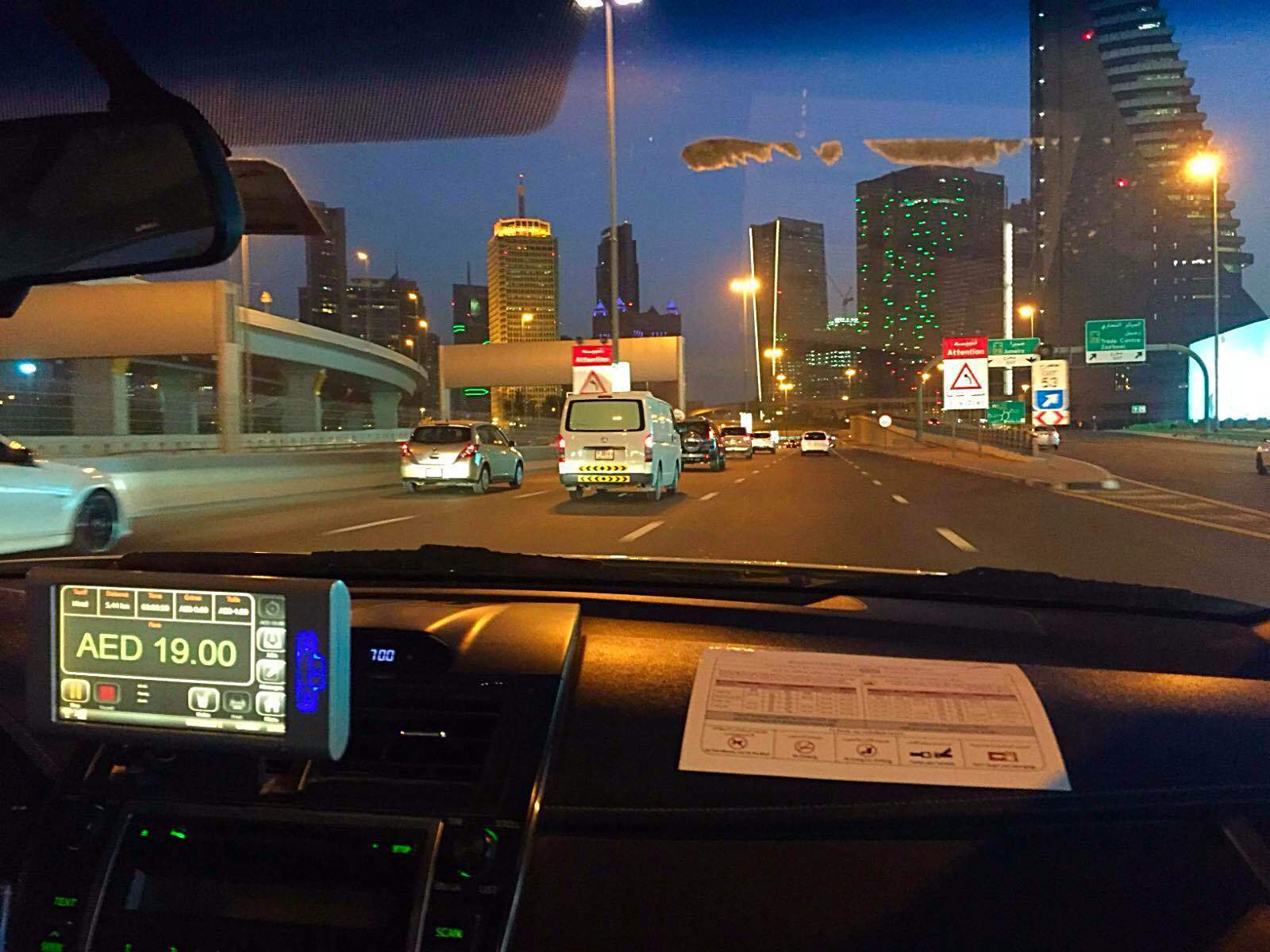出租车外迪拜的夜景. 迪拜购物中心