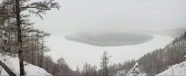 "龙江第一湾"是黑龙江流经红旗岭段界江,江面回流急转而形成自然奇景.