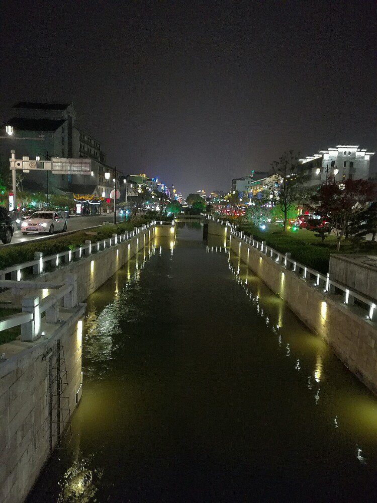                运河的夜景也很美