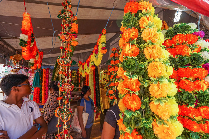 印度街最多的就是卖祭祀用品的店铺,加上印度新年家家都要祭祀,所以