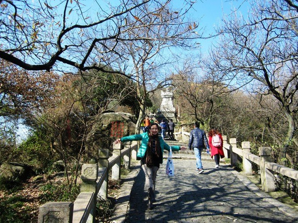 灵岩山位于古城苏州西南的木渎灵岩山,山高182米,周广1800亩,山上多